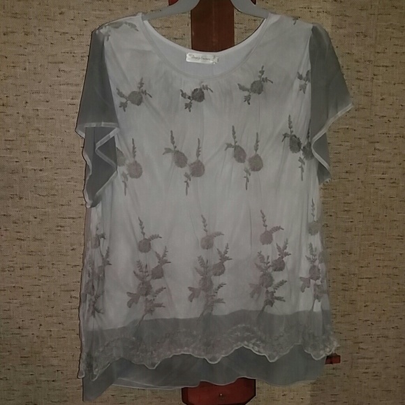 simply couture Tops - Lace and Gray 3x shark tail top